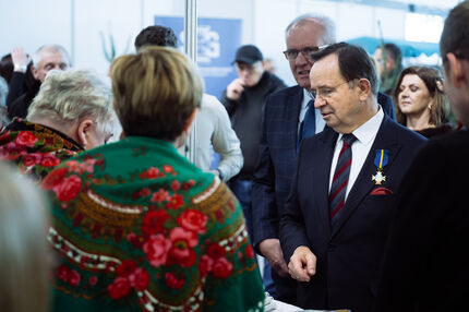 Marszałek  Władysław Ortyl zwiedza stoiska.