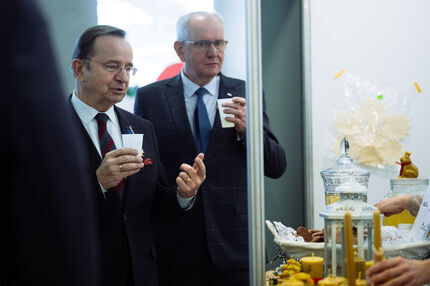 Marszałek  Władysław Ortyl zwiedza stoiska.