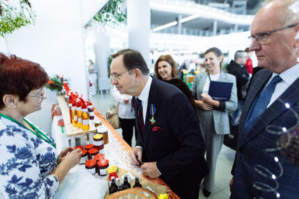 Marszałek  Władysław Ortyl zwiedza stoiska.