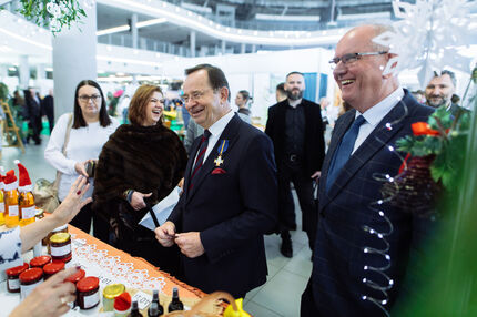 Marszałek  Władysław Ortyl zwiedza stoiska.