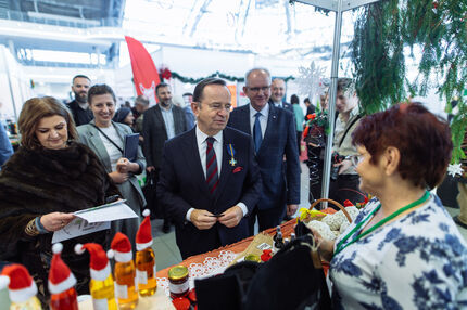 Marszałek  Władysław Ortyl zwiedza stoiska.