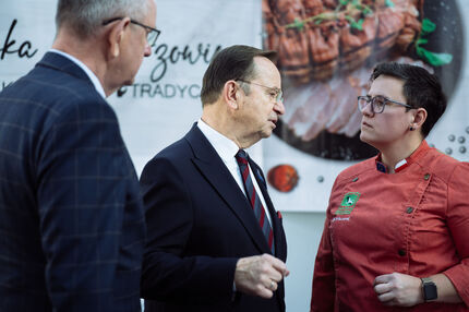 Marszałek  Władysław Ortyl zwiedza stoiska.