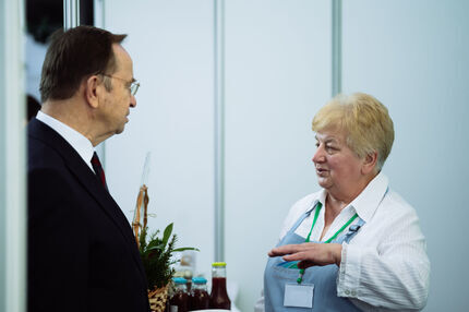 Marszałek  Władysław Ortyl zwiedza stoiska.